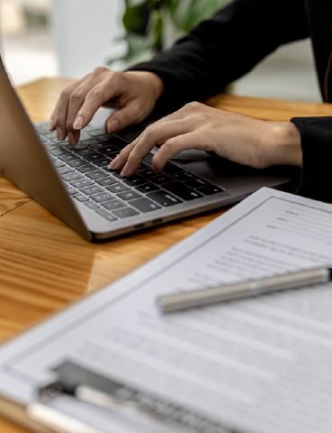 Adaptarse a la nueva normativa en 3 pasos 1 Mesa de trabajo 1 1