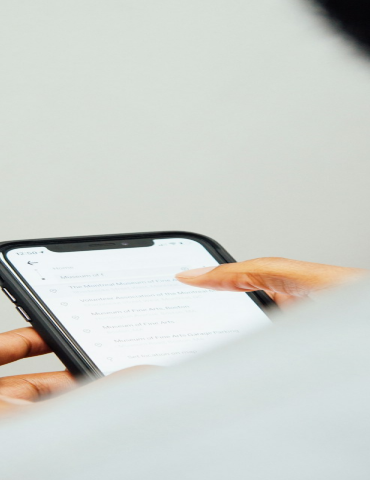 Cómo usar Prana desde el móvil para gestionar tu pyme desde cualquier lugar 2 Usuario de Prana escaneando un ticket de gasto con la camara del movil para su registro contable automatico