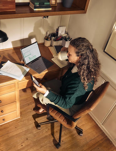 "Ok Prana, hazme un presupuesto": Cómo la IA conversacional ahorra horas de gestión administrativa 2 Directivo de operaciones utilizando IA conversacional en su software de gestion empresarial funcional para optimizar tiempos operativos