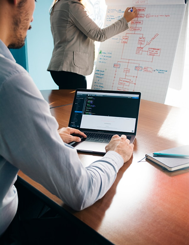 Embudo de ventas interactivo con multiples etapas comerciales en formato Kanban detallando oportunidades ganadas perdidas y en negociacion con sus respectivos importes monetarios