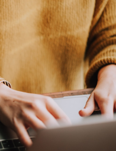 Un asesor fiscal gestionando de forma automatizada y sin papeles la documentacion contable y facturas de sus clientes en la nube a traves de un software integral 1