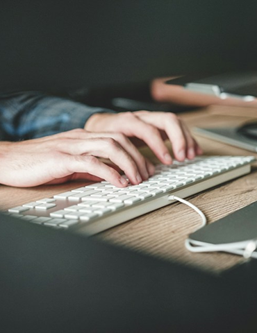 Comparativa entre la obsolescencia del software tradicional frente a la actualizacion normativa continua de un ERP en la nube